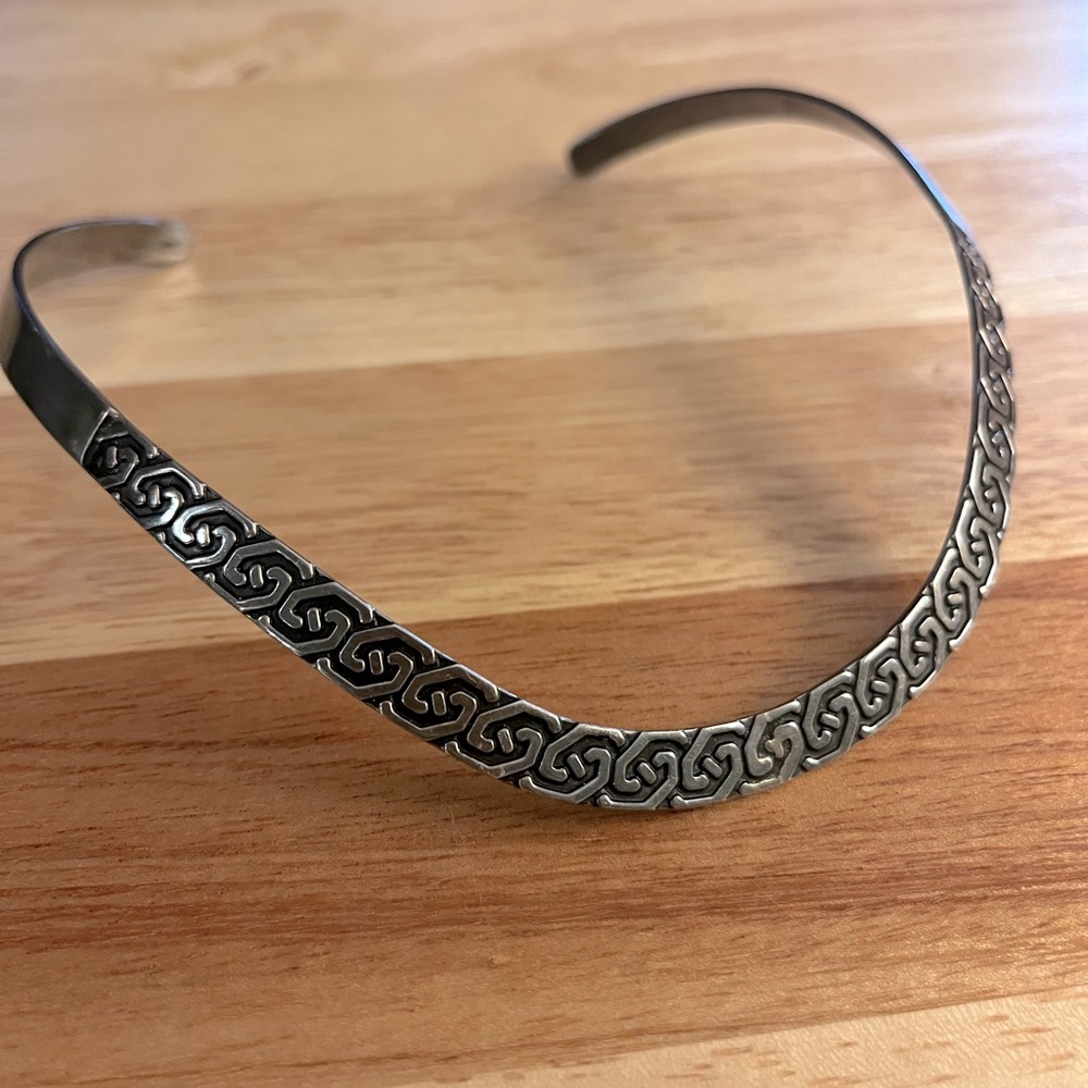 Elegant sculpted pewter collar